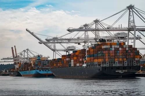 Importing from Asia to the USA: Ocean vs. Air Freight Guide for New Importers